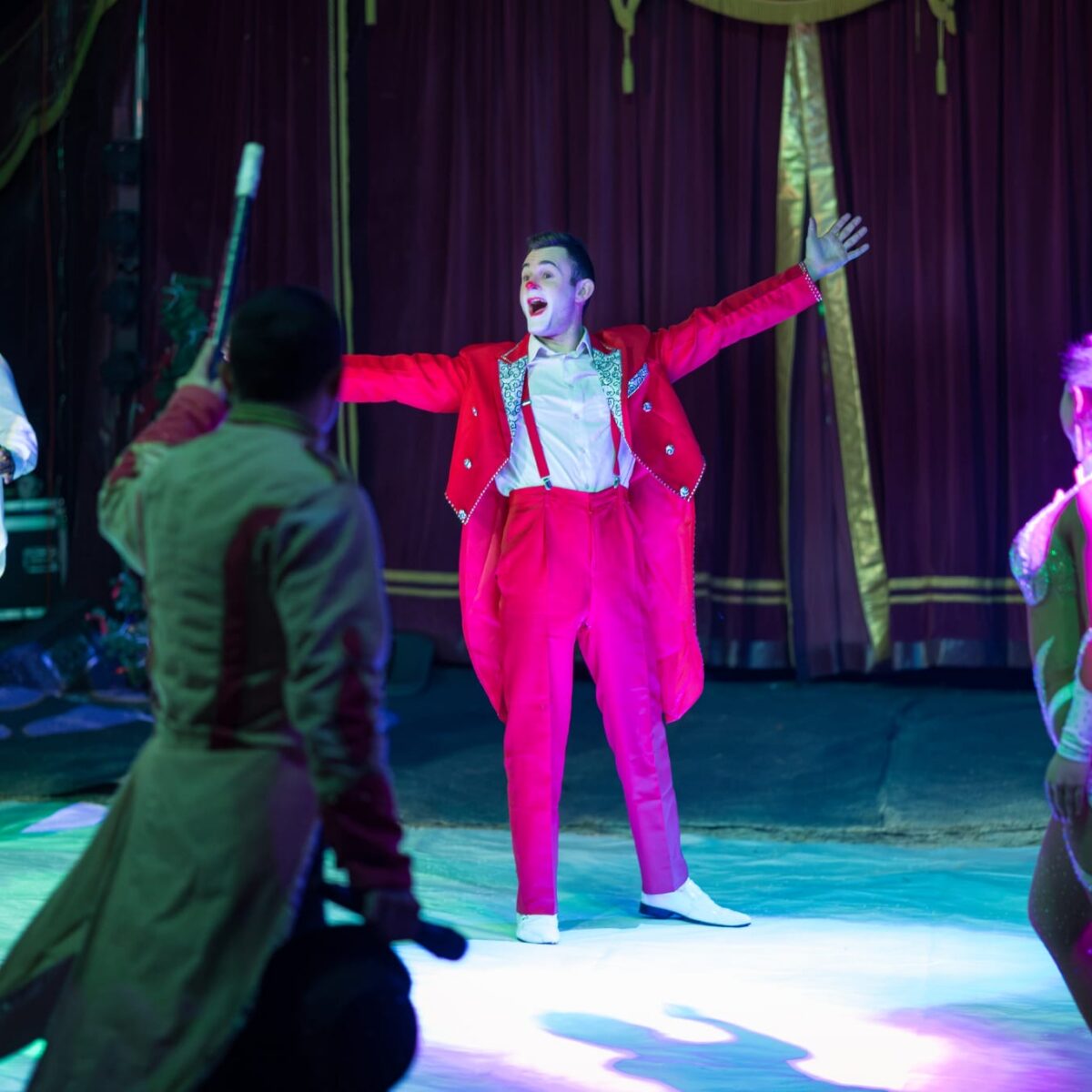 Clown und Ensemble in der Manege