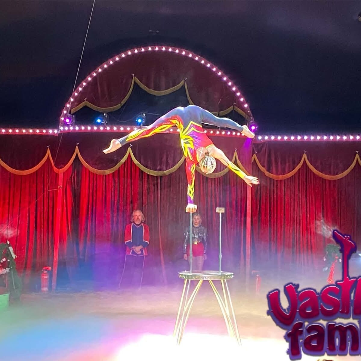 Handstand-Equilibristik der Vasilev Family